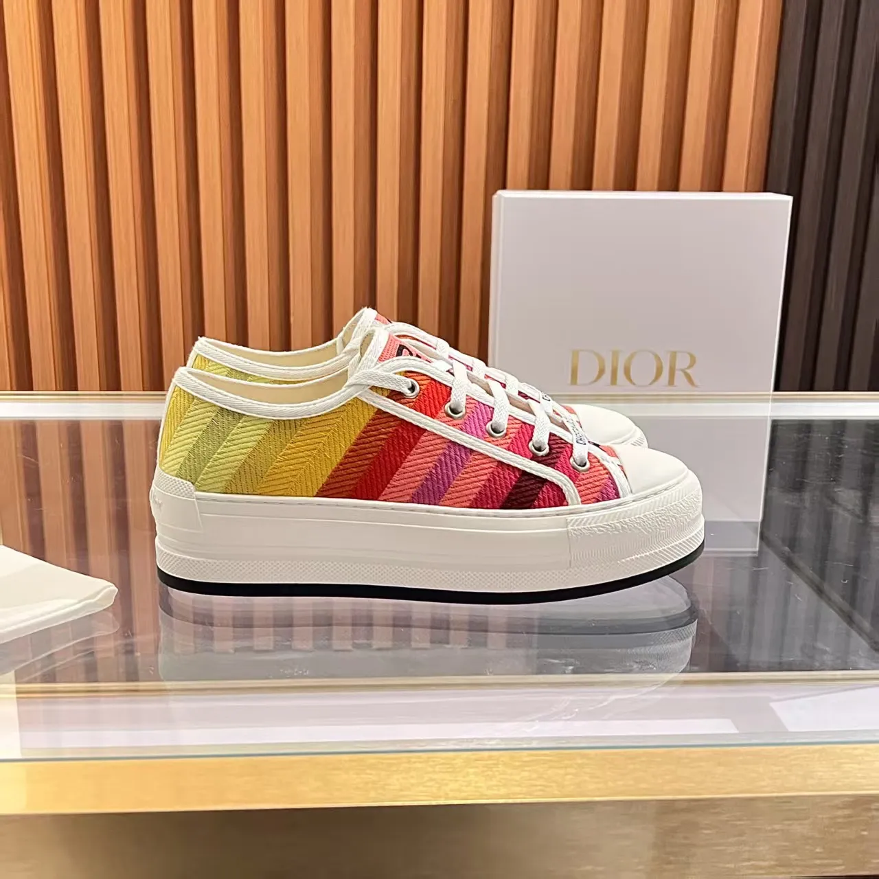 👟👟Ex-factory price 520👟👟 Walk‘n’Dior embroidered mid-top casual shoes are new in 2025. On the fashion stage, Dior embroidered shoes are the well-deserved protagonist. Delicate stitching is used on the upper, every stitch is devoted to the craftsman's efforts, and every thread is woven with artistic poetry. From complex floral patterns to smart geometric textures, embroidery is like the magic that gives shoes life, allowing them to show dynamic beauty even in static conditions.   Wearing Dior embroidered shoes feels like stepping into a dream world full of art. It is not only a pair of shoes, but also a walking piece of art that perfectly integrates fashion and culture. Whether you are strolling on the bustling city streets or attending important social occasions, Dior embroidered shoes can add unique charm to your style and become the focus of everyone's attention.   Choosing Dior embroidered shoes means choosing a persistent pursuit of quality and a unique understanding of fashion. Let it accompany you through every wonderful moment and leave your own fashion mark.  Material: Sheepskin lining, feet, silk cowhide, size 35-41, heel height 5cm